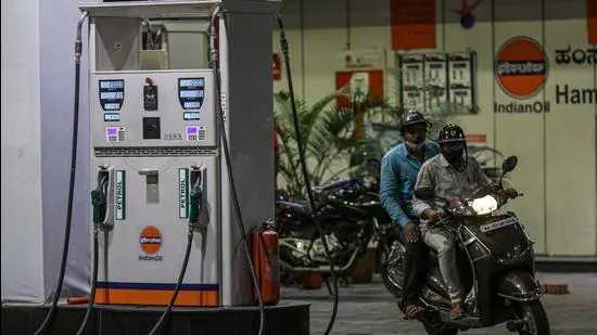 कीमतों में 16 बार बढ़ोतरी के साथ मई में पेट्रोल के दाम ₹3.83 प्रति लीटर बढ़े