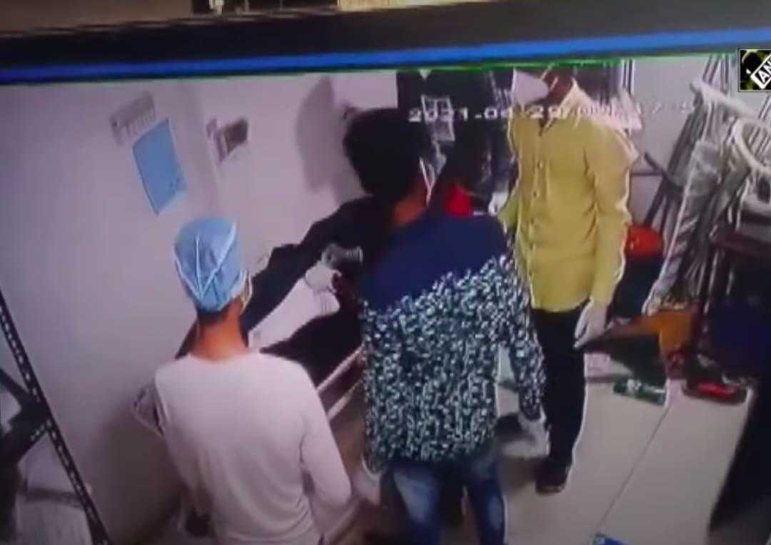 अस्पताल के स्टाफ ने महाराष्ट्र में मृत कोविड-19 मरीज़ की जेब से निकाले ₹35,000