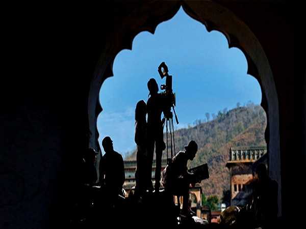 फिल्म, टीवी इंडस्ट्री को मुंबई में शाम 5 बजे तक शूटिंग करने की मिली अनुमति