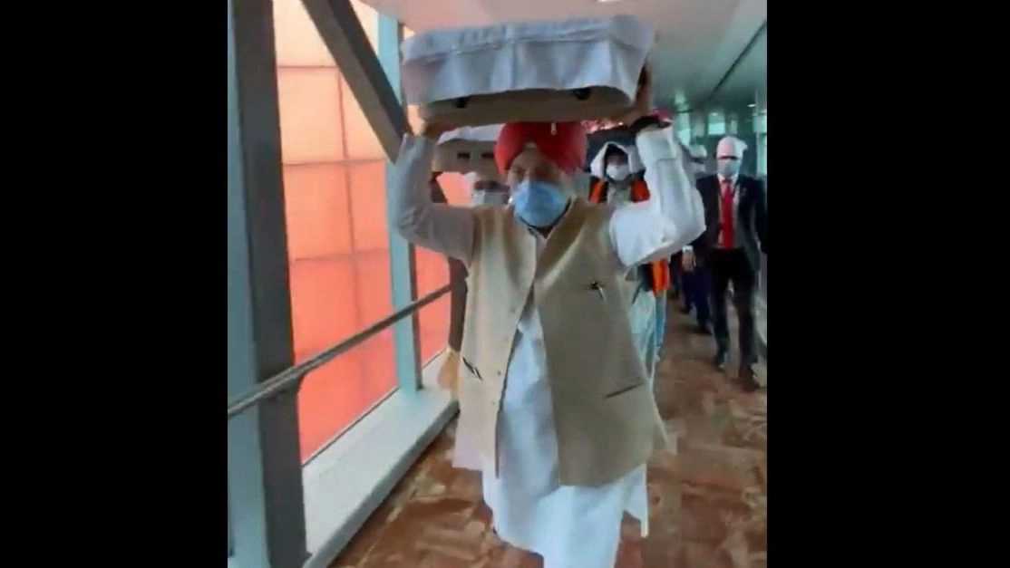 Hardeep Puri carries Guru Granth Sahib as 3 copies arrive from Kabul