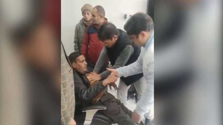 कुर्सी पर बैठे शख्स को अचानक आया हार्ट अटैक, IAS अधिकारी ने बचाई जान