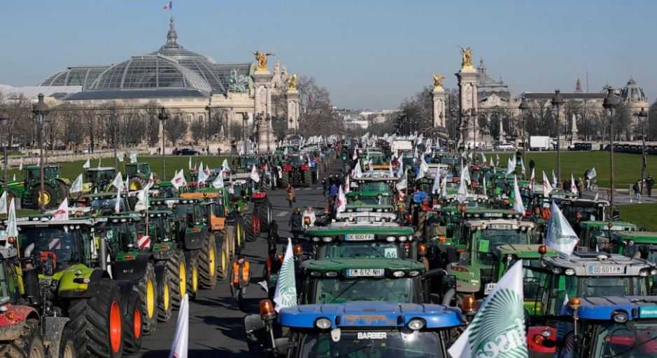 Farmers drive tractors to Paris to protest pesticide ban