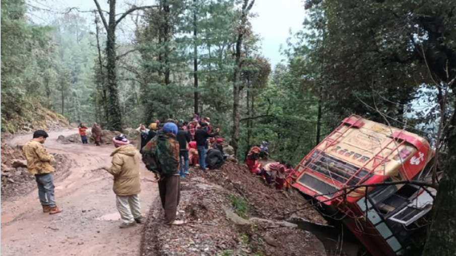 जम्मू-कश्मीर के उधमपुर में बस पलटी, कई लोग घायल